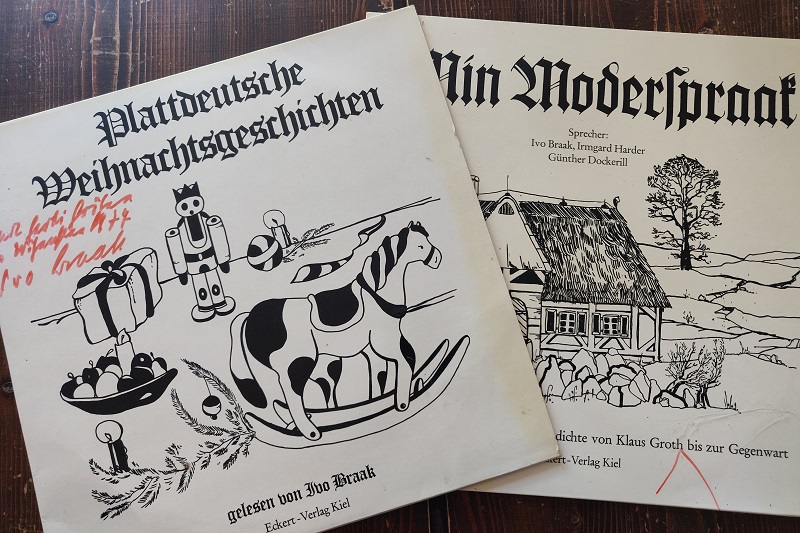 zwei alte Schallplatten mit plattdeutschen Geschichten