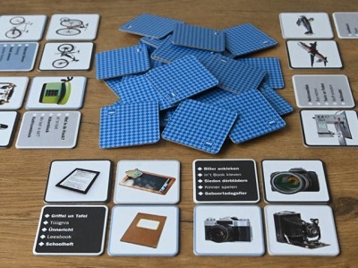 Tisch mit teils verdeckten Karten des Spiels "Plattdüütsche Billerreis"