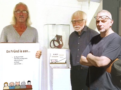 Herausgeber Hein Lüth, Autor Hans Wilkens und Illustrator Nils Wilkens präsentieren das Buch "Ik heff tohuus en Swien"