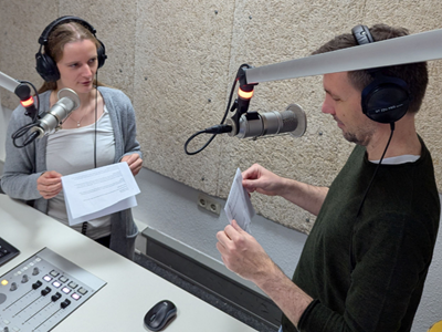 Alina Dwenger un Karsten Tollen maakt Radio.